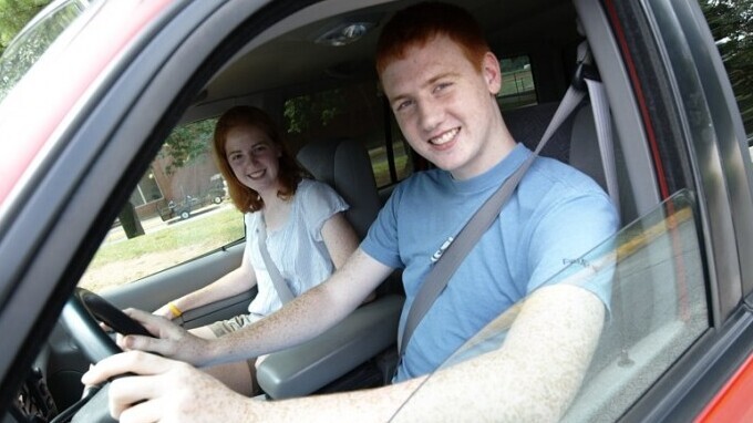 siblings with seat belts